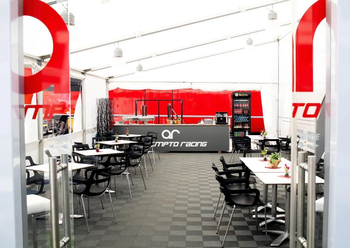 Lounge mit Tischen und Theke in der Hospitality