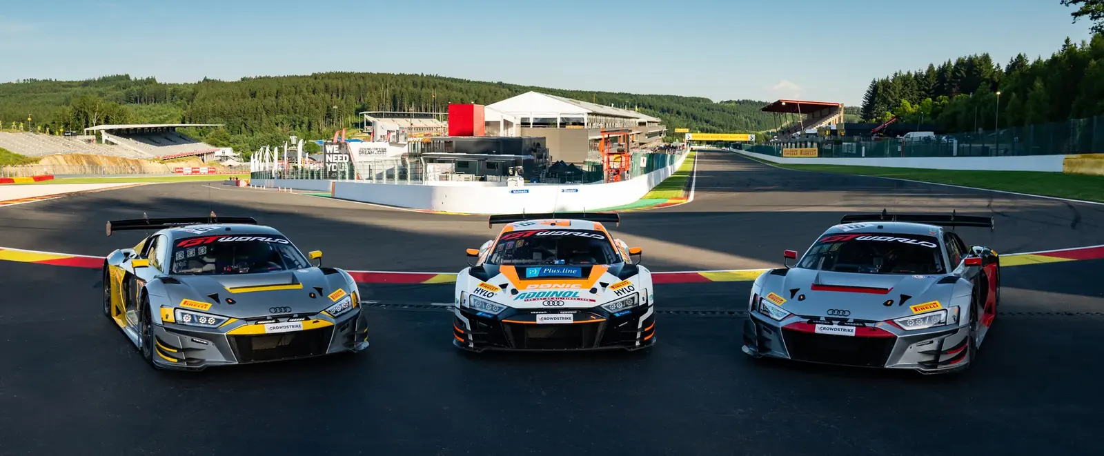 Die drei Audi R8 LMS GT3 evo II auf der Start- und Zielgeraden in Spa